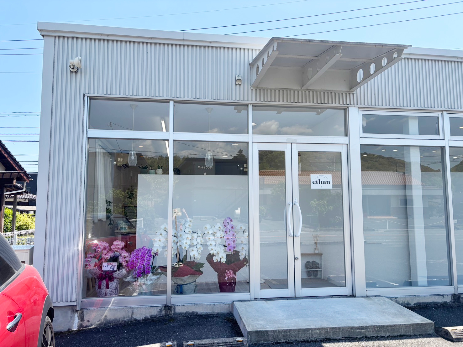 nail salon ethanのサロン内観。整然としたネイル用品棚と温かみのある施術スペース