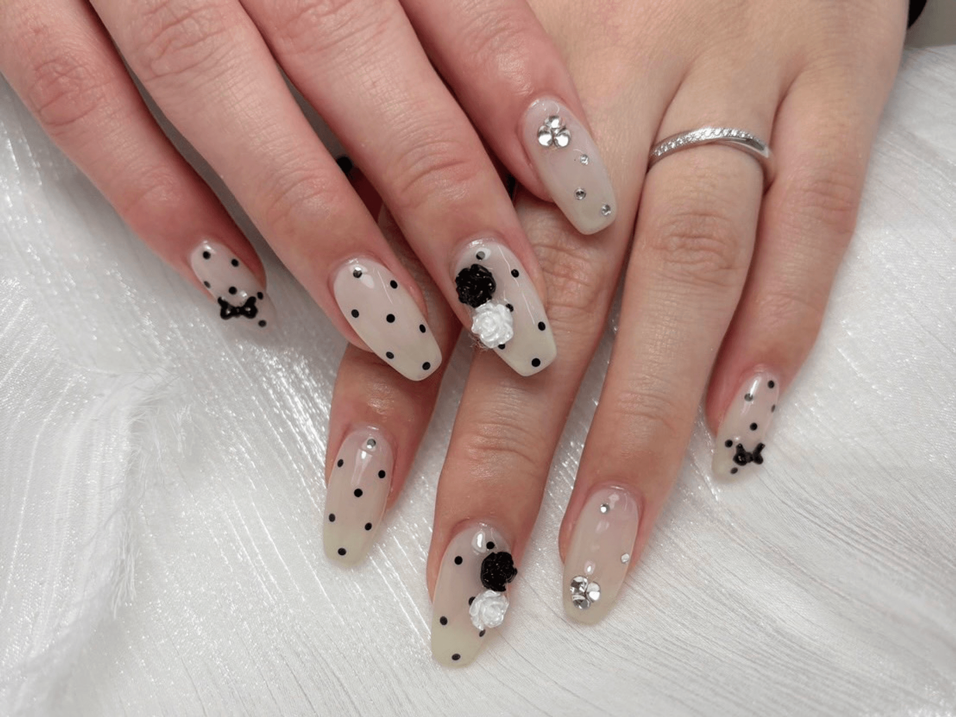 nail salon ethanのプライベートサロン空間。白と温かみのあるベージュを基調とした静謐な施術スペース